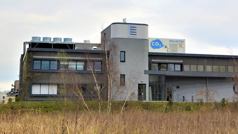 Neue_Anlage_Technologiezentrum_Bergedorf Abbildung eines Gebäudes am Technologiezentrum des Energie-Campus in Bergedorf. Auf dem Dach des neuen Gebäudes ist die neu angebrauchte Anlage zur CO2 Gewinnung zu sehen.