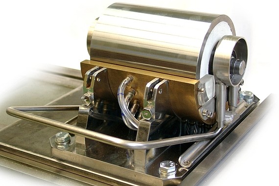 
                                Hartchromwelle (D 125) in Messinghalbschale zur Vorführung der hydro- oder aerodynamischen Fuktion von Gleitlagern
                            