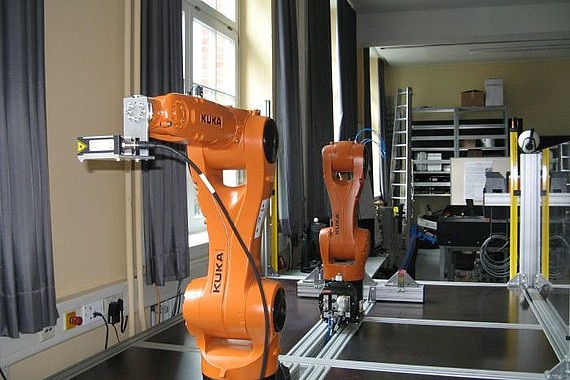 
                                Roboter im Labor
                            