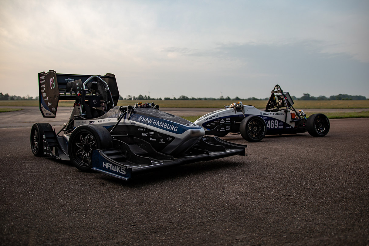 
                Zwei Rennwagen des HAWKS-Teams
            