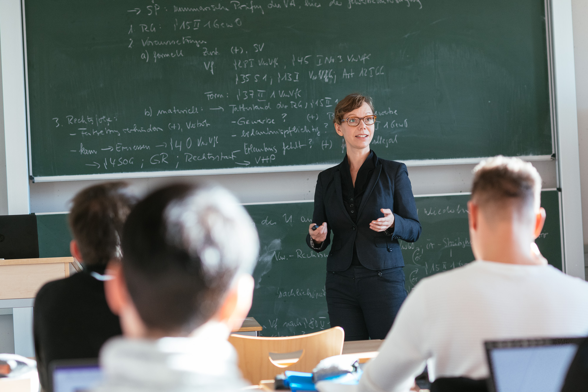 
                Studierende des Studiengangs Public Management bei der Vorlseung "Besondere Betriebswirtschaftslehre der öffentlichen Verwaltung" bei Prof. Dr. Kerstin Prechel
            