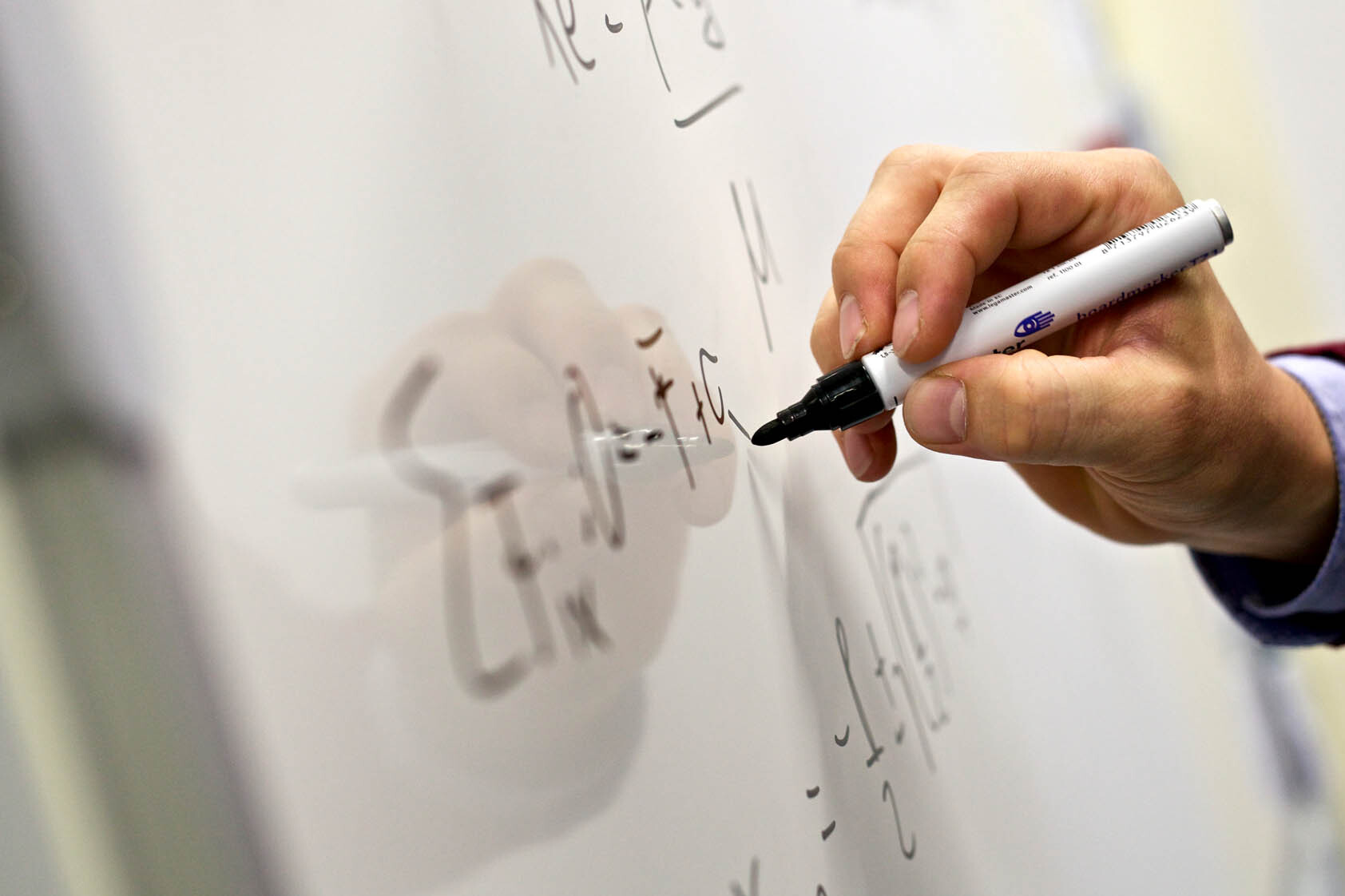 
                 Aufzeichnungen an einer Flipchart mit der Hand
            