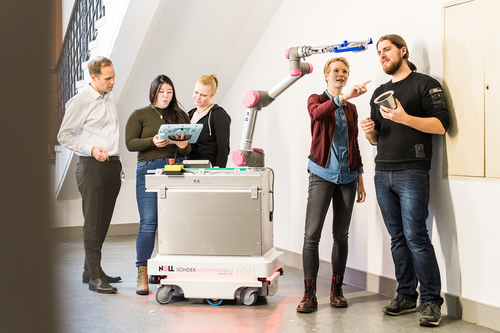 
                                                Studierende im Labor für Logistik
                                            