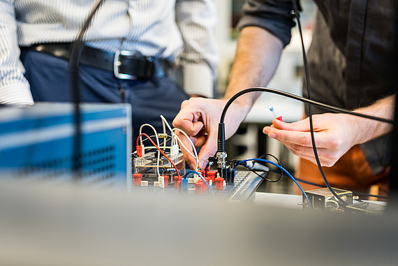 
                                Labor Elektronik,  Prof. Lange mit Studierendengruppe
                            