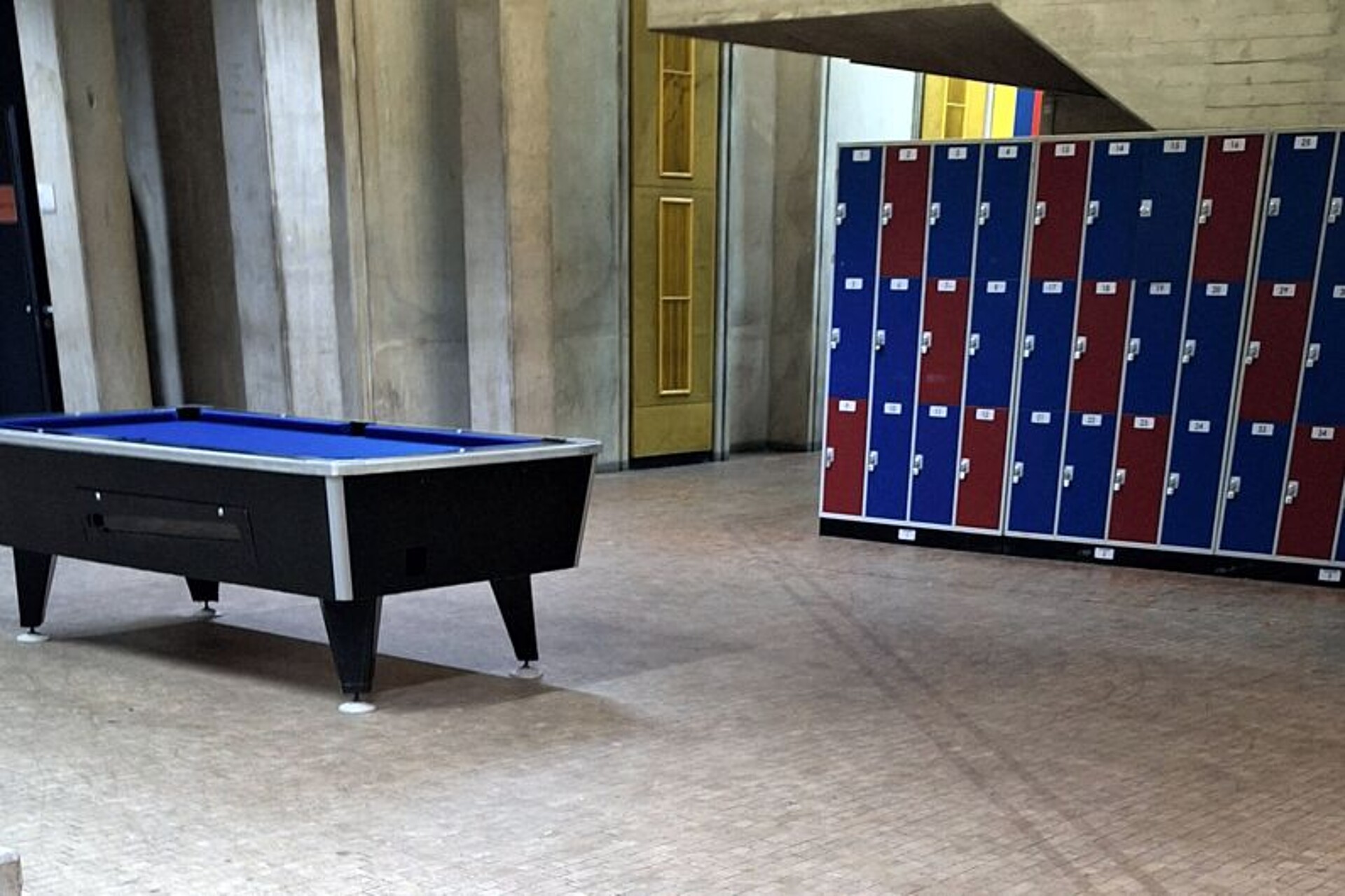 
                                                Campusleben Campus Bergedorf / Billardtisch und Schließfächer
                                            