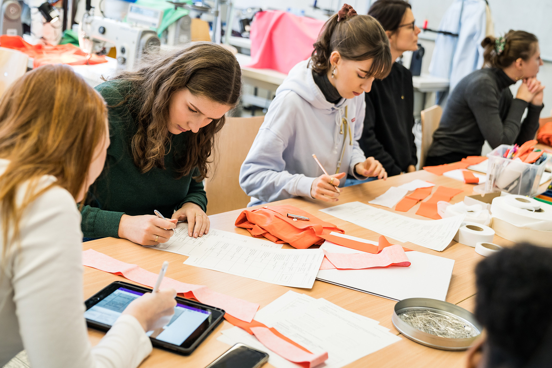 
                                                DMI, Design, MoKoTex, Labor Fertigungstechnik, Martina Lutz
                                            