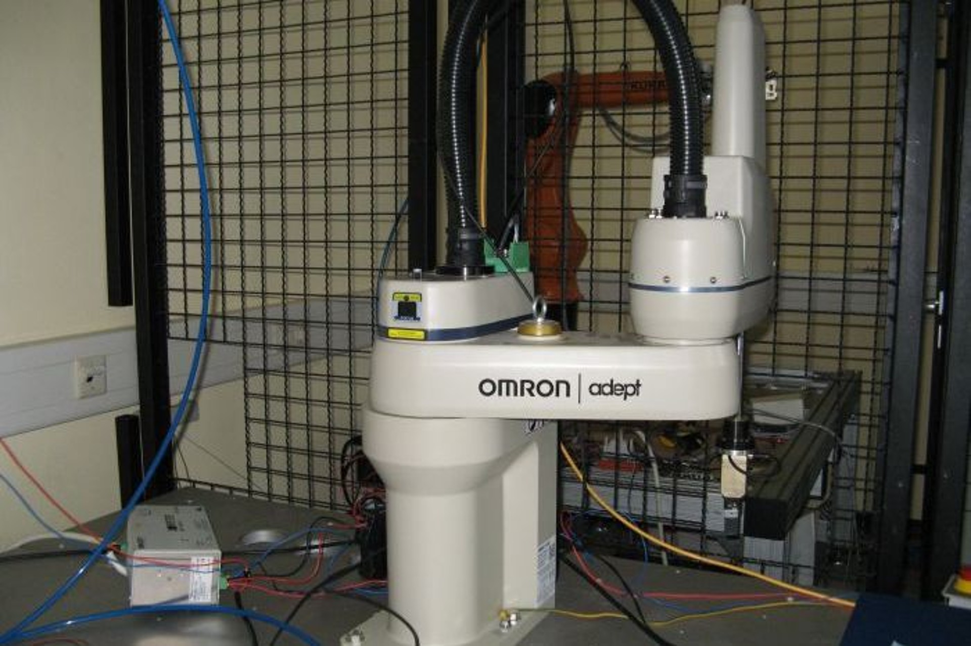 
                                                Scara Roboter von Omron Adept
                                            