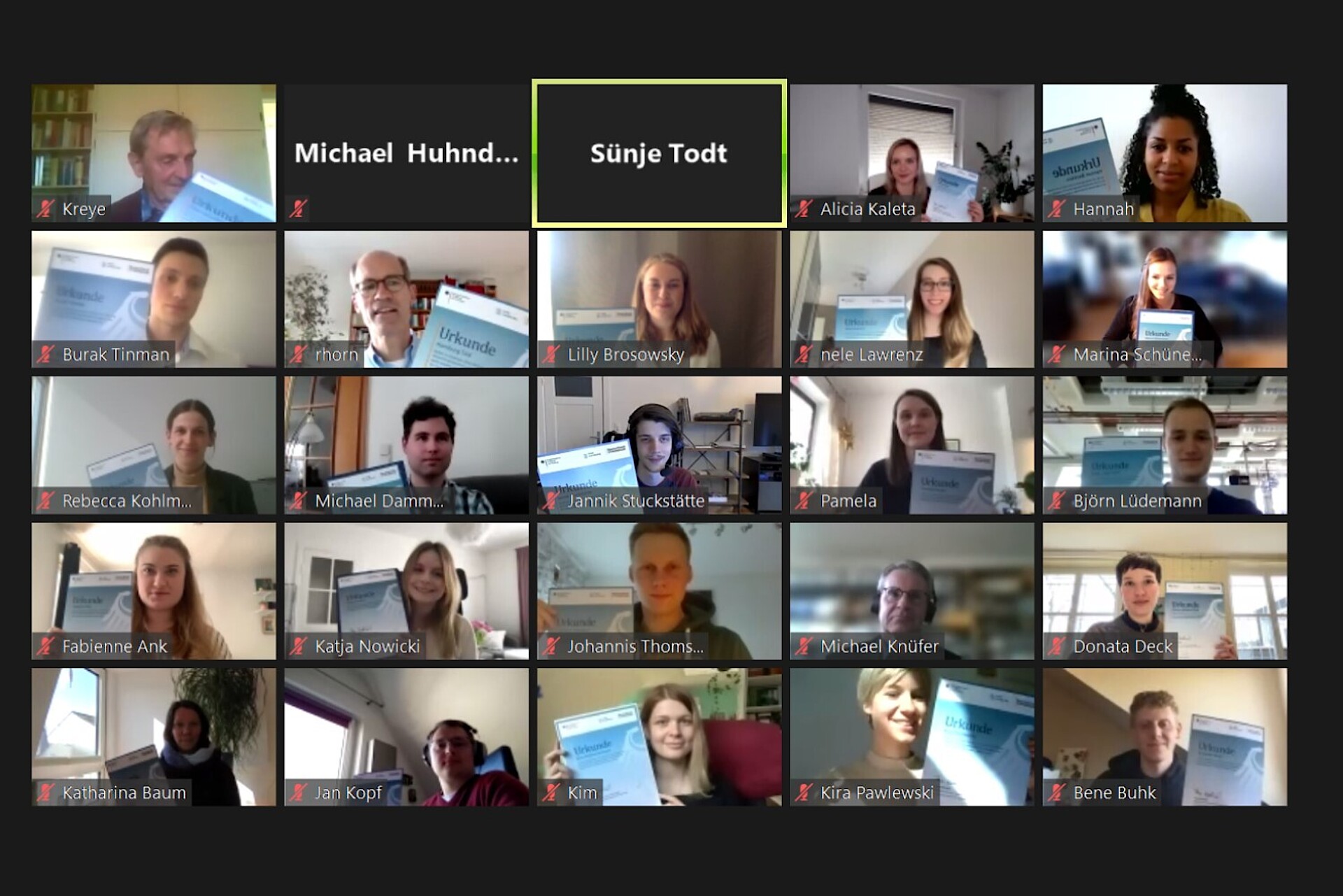 
                                                Die Stipendiat*innen und Förder*innen erhalten ihre Urkunden.
                                            