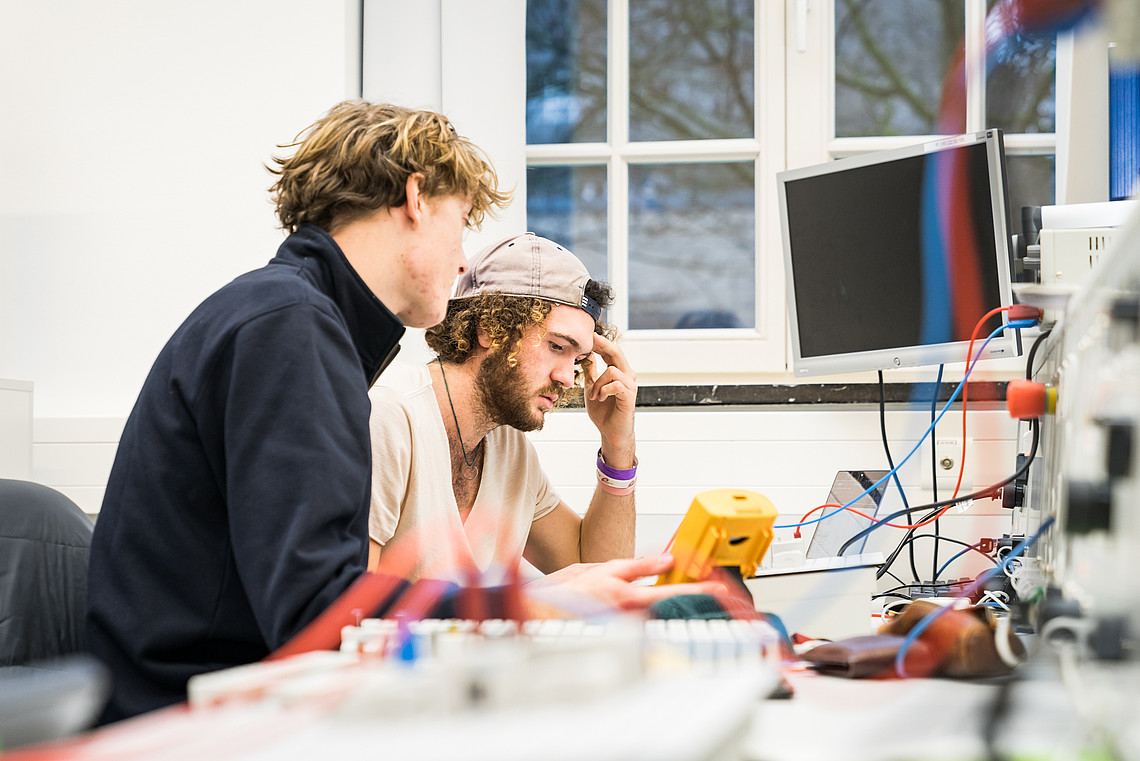 Studierende des Department Medientechnik vor dem Computer