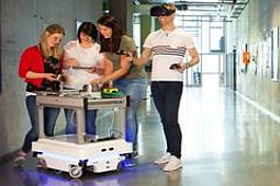 csm_smart_Production_c6d55dfefb.jpg
Fahrerloses Transportsystem vernetzt Labore