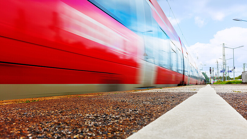 Fast modern train in Germany Zugdurchfahrt schneller Zug schnell Zugdurchfahrt mit schnellem Regionalzug