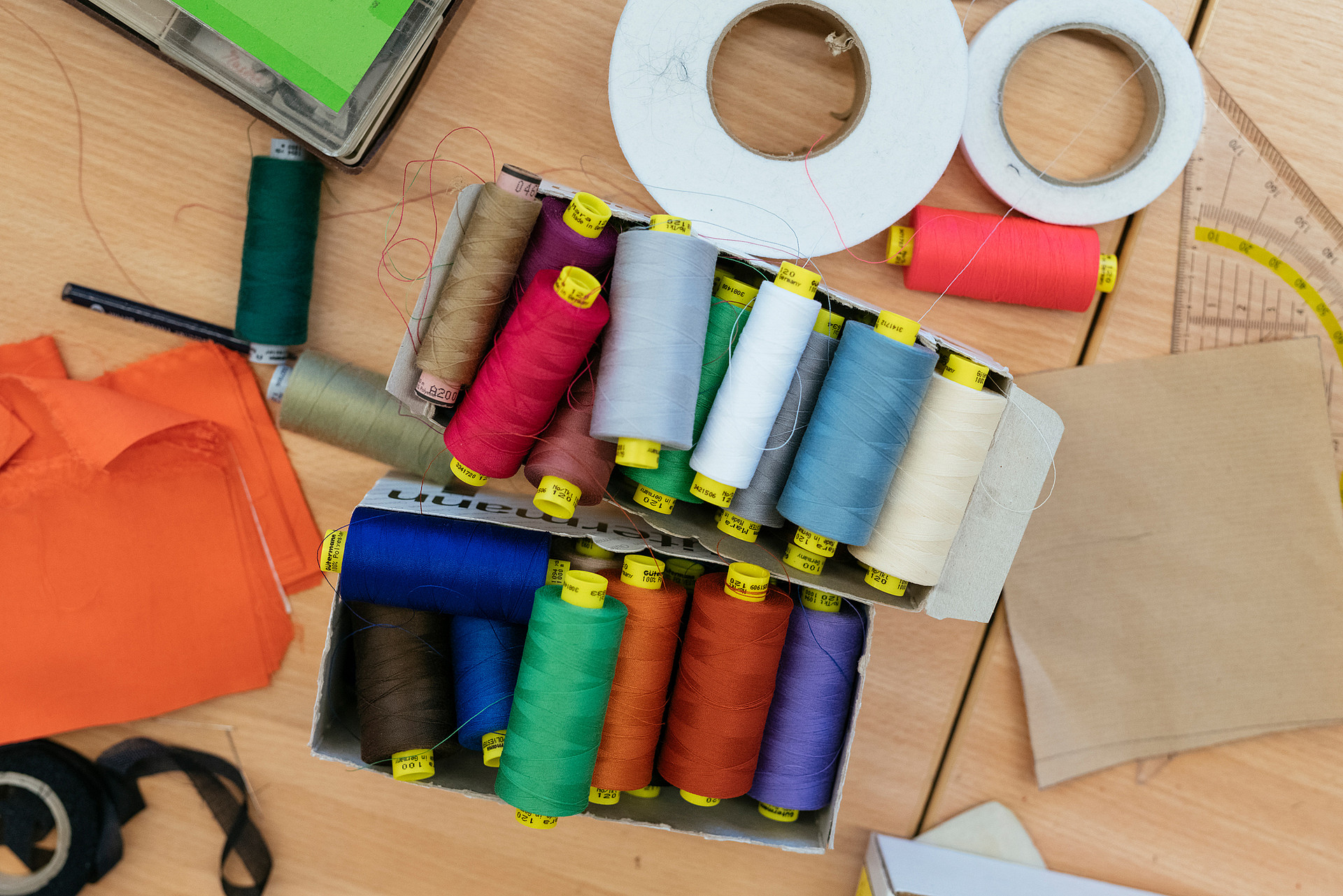 
                                                Studierende des Studiengangs Bekleidung - Technik und Management des Depatments Design im Labor Fertigungstechnik
                                            