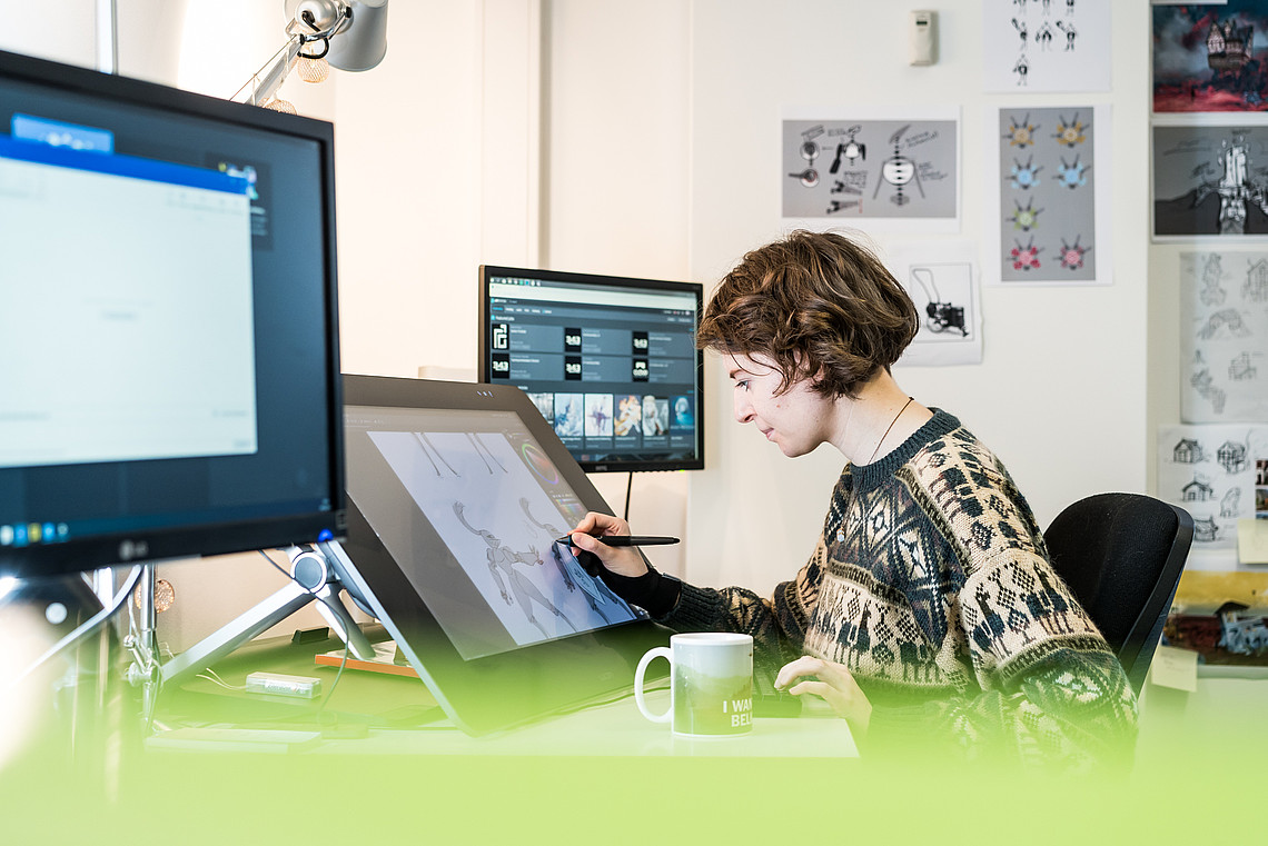 Studentin des Department Medientechnik vor einem PC