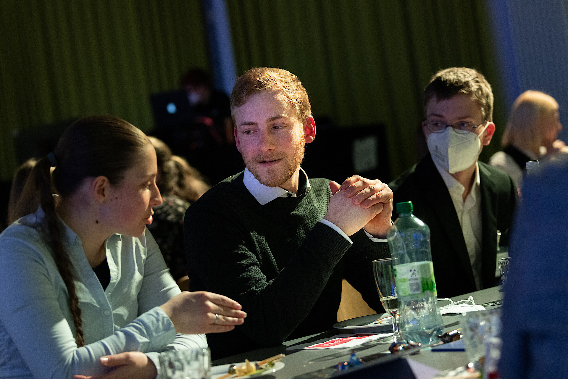 
                                                Stipendiat*innen erhalten die Urkunde zum Erhalt des einjährigen Deutschlandstipendiums
                                            