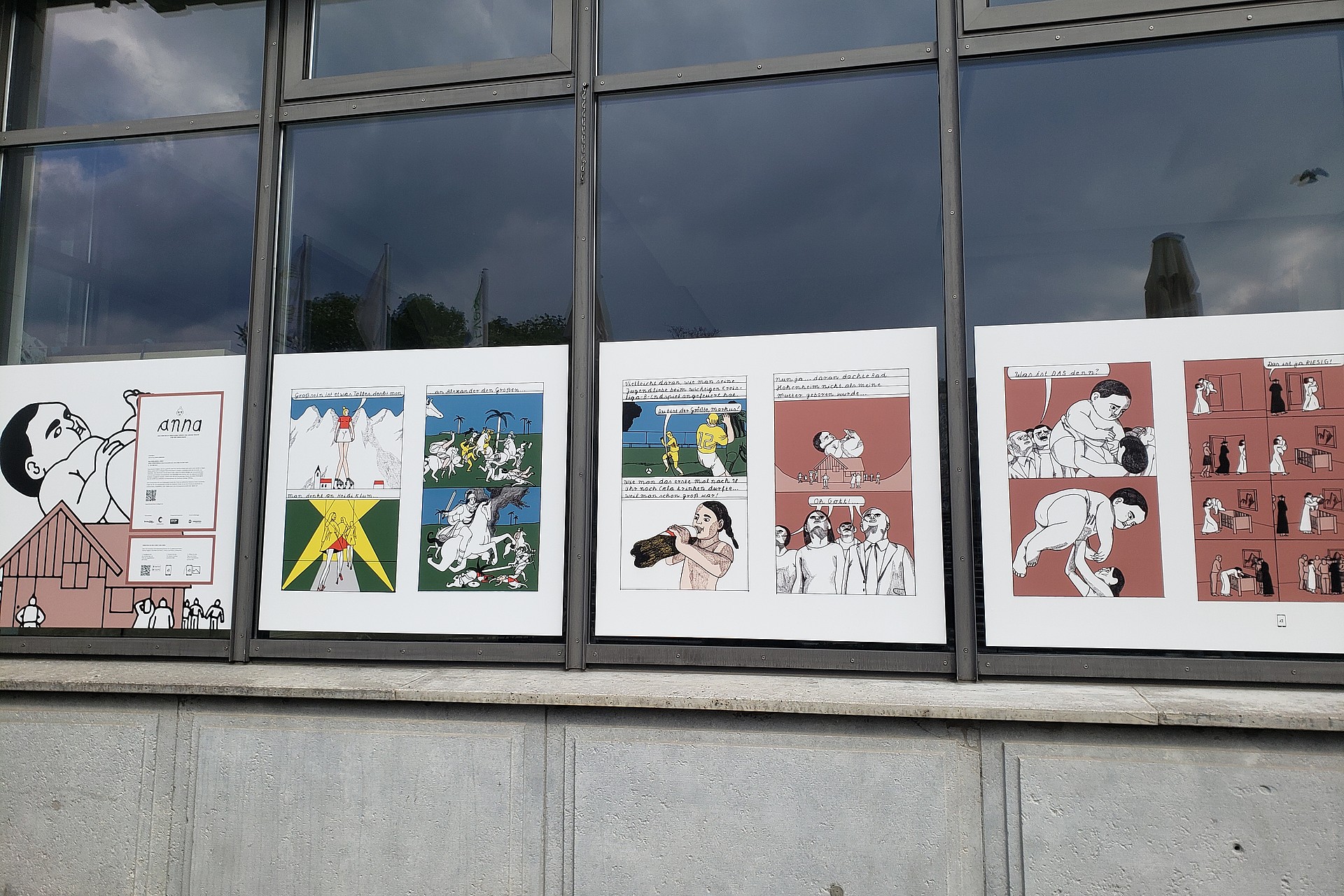 
                                                Ein Ausschnitt von Mia Oberländers Comic hängt in einem Schaufenster in Stuttgarts Innenstadt
                                            