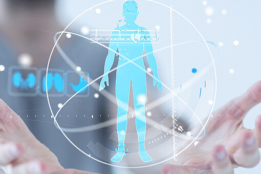 
                Mensch steht in Ballon und zwei Hände halten diesen
            