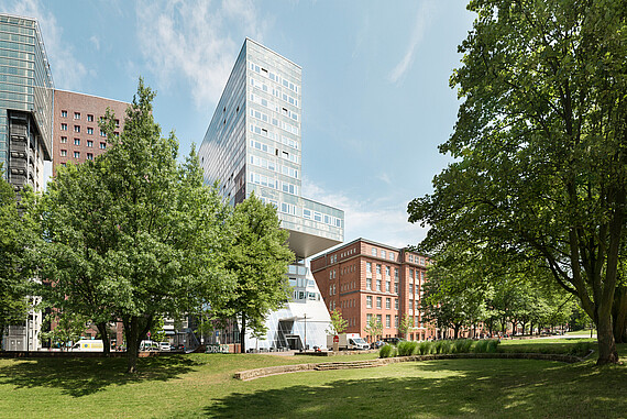 
                                Campus Berliner Tor, Berliner Tor 5 und Berliner Tor 21 mit Lohmühlenpark
                            