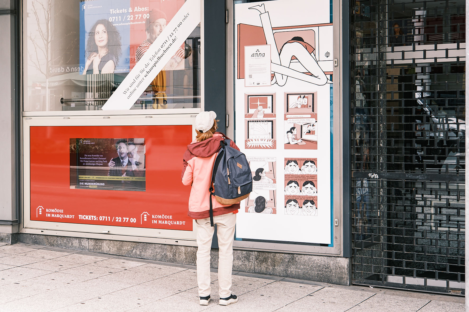 
                                                Der Comic ist in Stuttgart vom fünften bis zum 28. Mai 2021 zu sehen. Eine Frau schaut sich einen weiteren Auschnitt von Mia Oberländers Comic an.
                                            