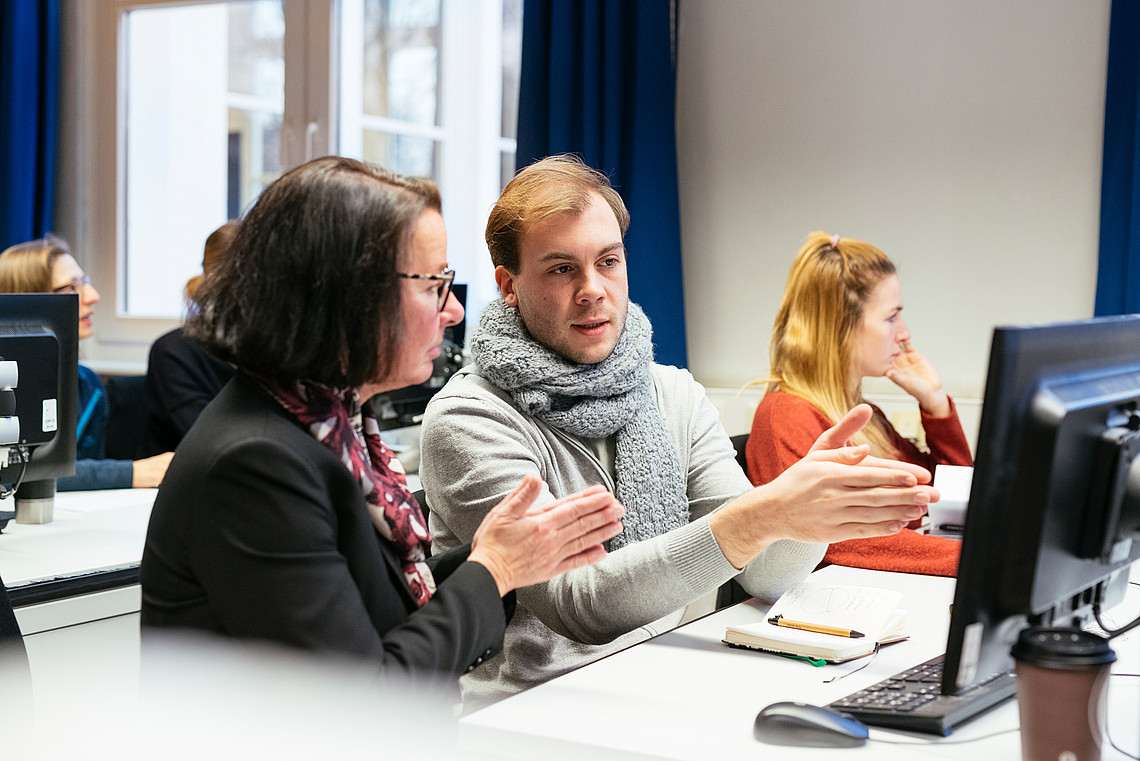 Studierende des Studiengangs Bekleidung - Technik und Management der Fakultät Design im Labor Digitale Produktentwicklung von Bekleidung