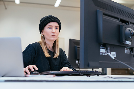 
                                Studierende des Studiengangs Bekleidung - Technik und Management der Fakultät Design im Labor CAD Bekleidungstechnik
                            