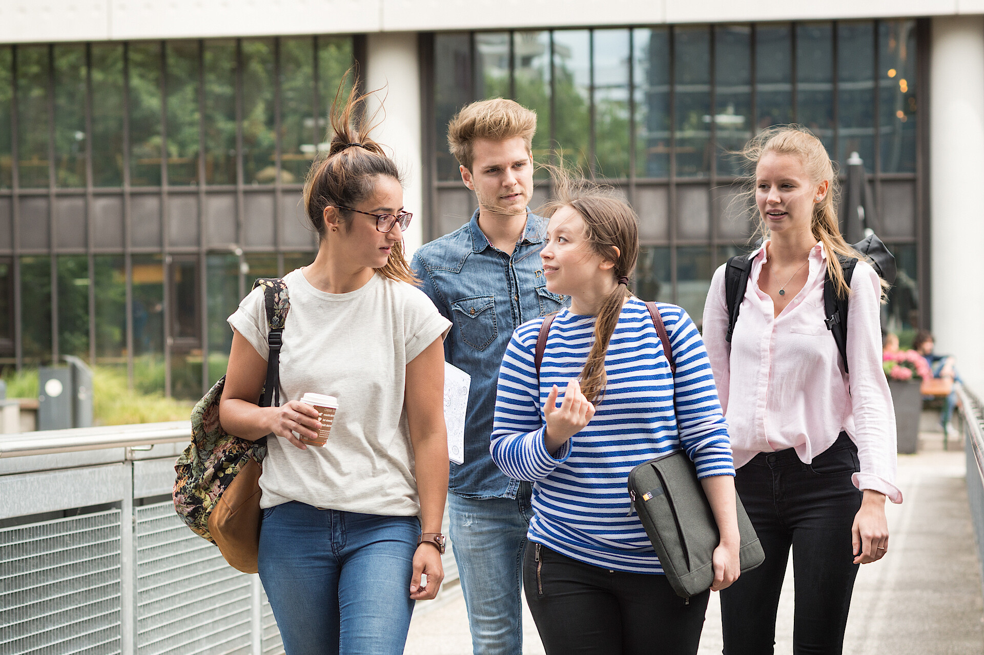 
                                                Campus Berliner Tor mit Studierenden
                                            