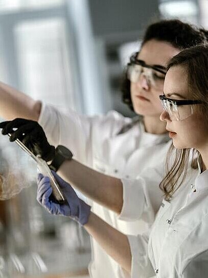 
                Zwei Wissenschaftlerinnen im Labor
            