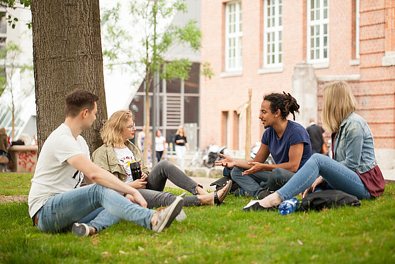 
                                Studierende auf dem Campus Berliner Tor
                            