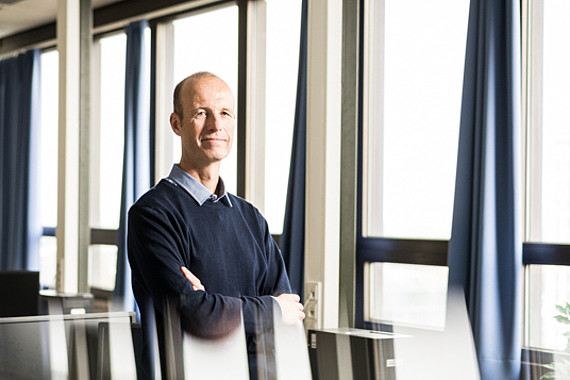 
                                Ein Professor konzentriert sich auf einen Gesprächspartner
                            