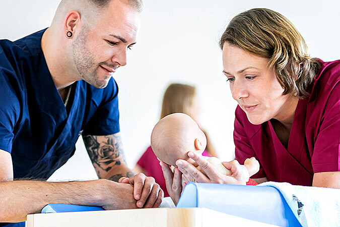 Studierende im Skills Lab der HAW Hamburg