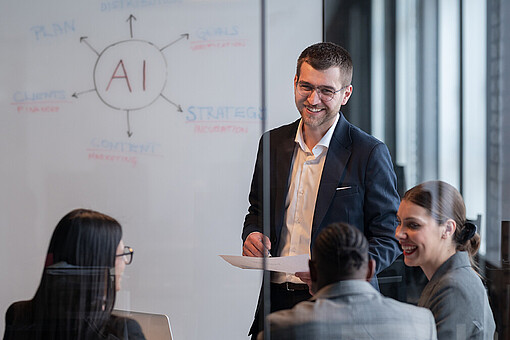 
                Mann erklärt künstliche Intelligenz
            