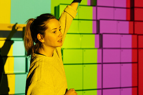 
                                Studierende der Fakultät Design, Medien und Information im Labor audiovisuelle Medien
                            