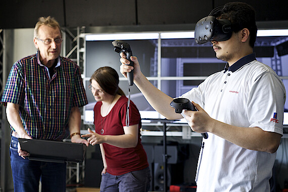 
                                Studierende arbeiten mit einem autonomen System.
                            