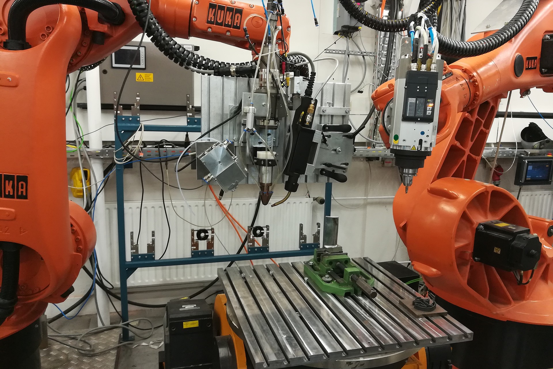 
                                                Industrieroboter am IWS (KR60 und KR125)
                                            